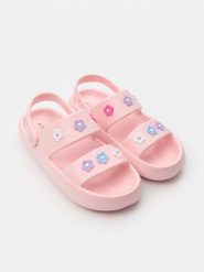 Piankowe sandały z kwiatkami - różowy. Czerwone sandały damskie Sinsay, bez wzorów, bez obcasa, bez zapięcia. Za 29.99 zł.