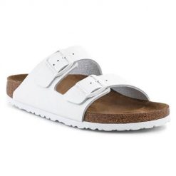 Klapki damskie Birkenstock Arizona. Białe klapki damskie Birkenstock, bez wzorów, z materiału, bez obcasa, bez zapięcia. Za 494.79 zł.