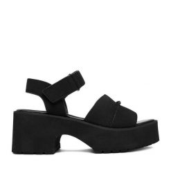 Sandały JENNY. Czarne sandały damskie Jenny, bez wzorów, bez obcasa, na słupku, bez zapięcia. Za 139.99 zł.