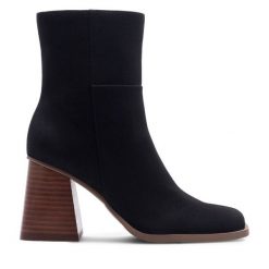 Botki Nine West. Czarne botki damskie Nine West, bez obcasa, na słupku, bez zapięcia. Za 279.99 zł.