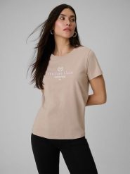 4F T-shirt regular z nadrukiem damski - beżowy M. Brązowe t-shirty damskie 4F, m, bez wzorów, z dzianiny, bez kołnierzyka. Za 59.99 zł.