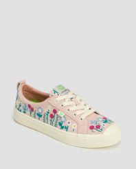 Trampki zamszowe Cariuma OCA Low Rose Suede Embroidered Flowers. Białe trampki damskie CARIUMA, bez wzorów, z gumy, bez zapięcia. Za 338.25 zł.