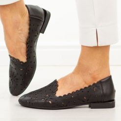 Czarne skórzane ażurowe półbuty damskie Filippo Dp7709/26. Czarne półbuty damskie Filippo, na lato, w ażurowe wzory, z jeansu, z okrągłym noskiem, bez obcasa, na płaskiej podeszwie, bez zapięcia. Za 219.00 zł.