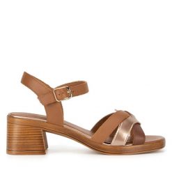 Sandały Lasocki. Czarne sandały damskie Lasocki, bez wzorów, bez obcasa, na płaskiej podeszwie, bez zapięcia. Za 149.99 zł.