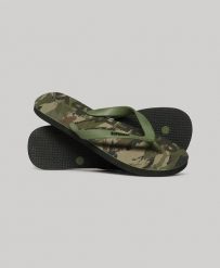 Superdry Klapki Logo z gumy – WOODLAND CAMO AOP. Zielone klapki damskie Superdry, bez wzorów, z gumy, bez obcasa, bez zapięcia. Za 90.05 zł.