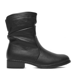 Botki Clara Barson. Czarne botki damskie Clara Barson, bez obcasa, na płaskiej podeszwie, bez zapięcia. Za 159.99 zł.