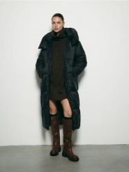 Puchowy płaszcz z kapturem - czarny. Czarne płaszcze damskie Reserved, l, bez wzorów, z puchu, z kapturem. Za 599.99 zł.