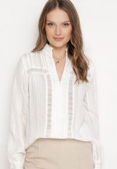 Biała Koszula w Stylu Boho z Ażurowymi Lamówkami Larsula. Białe koszule damskie Born2be, na lato, l, z aplikacjami, z jeansu, biznesowe, bez kołnierzyka, bez ramiączek. Za 109.99 zł.