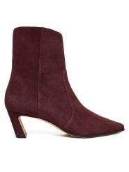 Stuart Weitzman Botki Stassi SM498 Bordowy. Czerwone botki damskie Stuart Weitzman, ze skóry, bez obcasa, na słupku, bez zapięcia. Za 2,769.00 zł.