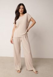 Beżowe Szerokie Spodnie z Wysokim Stanem ze Zwiewnej Tkaniny z Plisami Galiris. Brązowe spodnie materiałowe damskie Born2be, bez wzorów, z jeansu, długie. Za 59.99 zł.