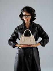 Vince Camuto Torebka "Bergamo" w kolorze kremowym - 25 x 13 x 11 cm rozmiar: onesize. Brązowe torebki klasyczne damskie Vince Camuto, z materiału, przez ramię, bez dodatków. Za 108.99 zł.