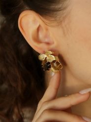 L'Atelier de Gaia Pozłacane kolczyki-wkrętki z tygrysim okiem rozmiar: onesize. Brązowe kolczyki damskie L'Atelier de Gaia, pozłacane. Za 70.24 zł.