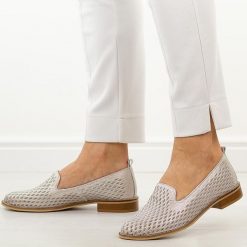 Srebrne ażurowe skórzane Polskie półbuty damskie Deoni d043. Szare półbuty damskie Deoni, na lato, w ażurowe wzory, ze skóry, bez obcasa, na płaskiej podeszwie, bez zapięcia. Za 429.00 zł.