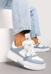 Biało-Niebieskie Sneakersy na Grubej Podeszwie z Breloczkiem w Kształcie Misia Aineva. Białe obuwie sportowe damskie Born2be, bez zapięcia, trekkingowe. Za 99.99 zł.