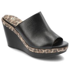 Czarne Klapki Carinii Eleganckie Buty Na Koturnie. Czarne klapki damskie Carinii, z aplikacjami, ze skóry, bez obcasa, na koturnie, bez zapięcia. Za 299.00 zł.