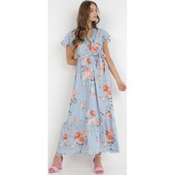 Jasnoniebieska Kopertowa Sukienka w Kwiatowy Wzór z Paskiem i Falbanką Thellippe. Niebieskie sukienki damskie Born2be, bez wzorów, eleganckie, bez ramiączek. Za 149.99 zł.