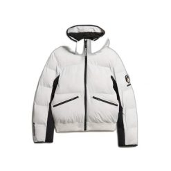 Damska kurtka z kapturem Superdry. Białe kurtki damskie Superdry, na zimę, bez wzorów, z puchu, z kapturem. W wyprzedaży za 977.70 zł.