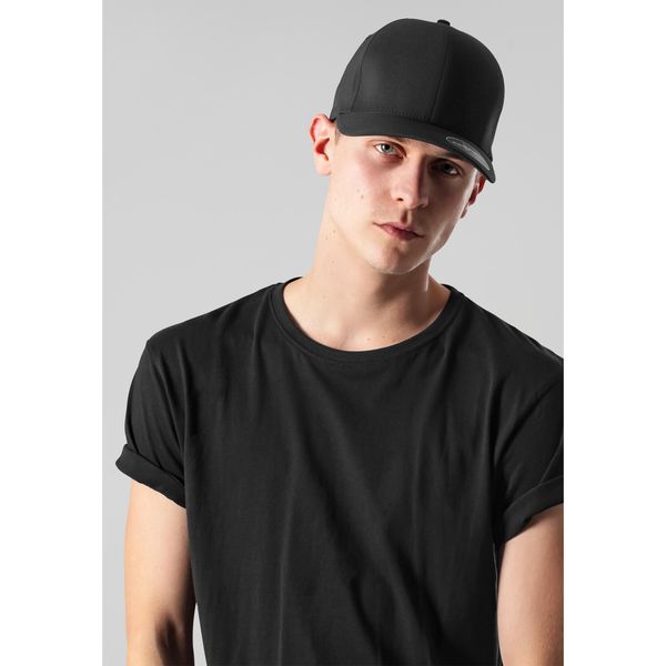 Czapka Flexfit delta. Czarne czapki z daszkiem damskie FLEXFIT, bez wzorów. Za 156.00 zł.