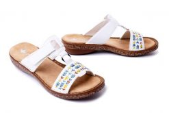 RIEKER 62862-80 white, klapki damskie. Białe klapki damskie Rieker, bez wzorów, bez obcasa, na koturnie, bez zapięcia. Za 231.92 zł.