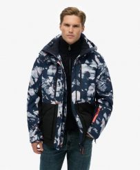Superdry Kurtka narciarska Ultimate Freestyle — 20k wodoodporna, relaxed fit. Brązowe kurtki sportowe damskie Superdry, xl, bez wzorów, z nylonu, bez kaptura. Za 1,290.85 zł.