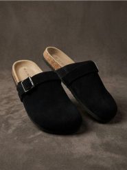 Skórzane klapki z paskiem - czarny. Czarne klapki damskie Sinsay, bez wzorów, bez obcasa, bez zapięcia. Za 79.99 zł.