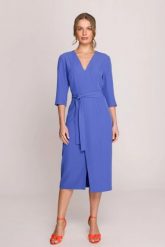 Elegancka sukienka midi z dekoltem V i rozcięciem niebieska. Niebieskie sukienki damskie Stylove, bez wzorów, biznesowe, bez ramiączek. Za 389.00 zł.