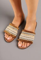 Brązowo-Beżowe Klapki w Stylu Boho z Frędzlami i Cyrkoniami Banissa. Brązowe klapki damskie Born2be, bez wzorów, bez obcasa, na płaskiej podeszwie, bez zapięcia. Za 74.99 zł.