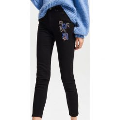 Jeansy z haftem - Czarny. Czarne jeansy damskie Reserved. Za 119.99 zł.