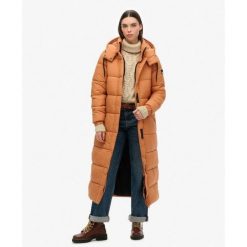 Długi płaszcz pikowany z ripstopu. Brązowe płaszcze damskie Superdry, bez wzorów, bez kaptura. W wyprzedaży za 473.80 zł.