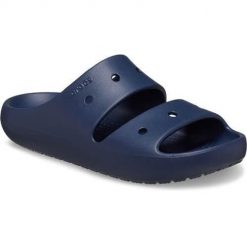Klapki damskie Crocs Classic V2. Niebieskie klapki damskie Crocs, bez wzorów, z materiału, bez obcasa, bez zapięcia. Za 135.99 zł.