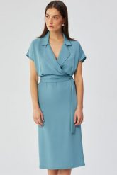 Elegancka sukienka ołówkowa z kołnierzem niebieska. Niebieskie sukienki damskie Sukienki.shop, bez wzorów, z elastanu, biznesowe, bez ramiączek. Za 349.00 zł.