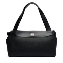 Torebka Calvin Klein. Czarne torebki klasyczne damskie Calvin Klein, bez dodatków. Za 649.99 zł.