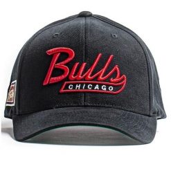 Czapka typu snapback Chicago Bulls NBA Vintage High Crown Structured. Czarne czapki z daszkiem damskie Mitchell & Ness, bez wzorów. Za 217.00 zł.