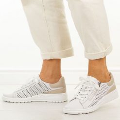 Białe skórzane półbuty damskie Cambell 19403. Białe półbuty damskie Cambell, na jesień, w ażurowe wzory, z jeansu, bez obcasa, na płaskiej podeszwie, bez zapięcia. Za 239.00 zł.