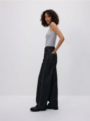 Jeansy wide leg z aplikacjami - szary. Szare jeansy damskie Reserved. W wyprzedaży za 99.99 zł.