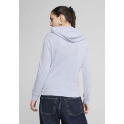 Damska bluza z kapturem z logo No.1 ESS PUMA Cool Weather Blue. Niebieskie bluzy damskie Puma, l, bez wzorów, z kapturem. W wyprzedaży za 104.00 zł.
