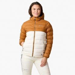 Kurtka damska hiking wodoodporna wiatroszczelna Östersund 2.0. Białe kurtki damskie SWEDEMOUNT, bez wzorów, z puchu, bez kaptura. Za 699.99 zł.