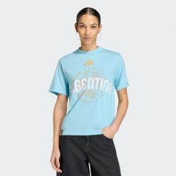 Koszulka Mistrzostwa Świata FIFA Argentyna. Niebieskie bluzki damskie Adidas, bez wzorów, eleganckie, bez kołnierzyka, bez ramiączek. Za 129.00 zł.