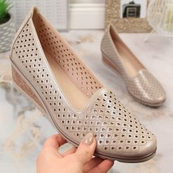 Półbuty damskie połyskujące na koturnie ażurowe beżowe Potocki SZ12018. Brązowe półbuty damskie POTOCKI, w ażurowe wzory, ze skóry ekologicznej, bez obcasa, na koturnie, bez zapięcia. Za 189.99 zł.