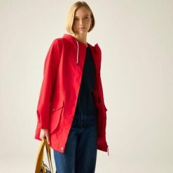 Damska wodoodporna kurtka z kapturem Norana. Czerwone kurtki damskie Regatta, bez wzorów, z poliesteru, z kapturem. W wyprzedaży za 349.99 zł.