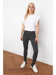 Trendyol Koszulka w kolorze białym rozmiar: S. Białe bluzki damskie Trendyol, s, bez wzorów, z bawełny, bez kołnierzyka, bez ramiączek. Za 34.99 zł.