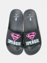 Klapki Supergirl - czarny. Czarne klapki damskie Sinsay, bez wzorów, bez obcasa, bez zapięcia. Za 29.99 zł.