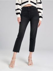 Jeansy mom fit - czarny. Czarne jeansy damskie Sinsay. W wyprzedaży za 29.99 zł.