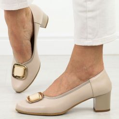 Beżowe skórzane Polskie czółenka damskie Deoni D621A. Brązowe czółenka damskie Deoni, bez wzorów, ze skóry, bez obcasa, na słupku. Za 399.00 zł.