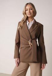 Brązowa Taliowana Marynarka z Wiskozą z Marszczeniem i Aplikacją przy Wiązaniu Alyndra. Brązowe marynarki i żakiety damskie Born2be, l, z aplikacjami, z wiskozy, biznesowe. Za 239.99 zł.