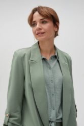 Marynarka z podwijanymi rękawami oliwkowa. Zielone marynarki i żakiety damskie MOODO, l, bez wzorów, z elastanu. Za 179.99 zł.