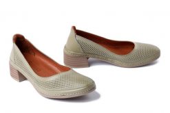 ARTIKER RELAKS 52C0615 zielony, czółenka damskie. Zielone czółenka damskie Artiker Relaks, w ażurowe wzory, ze skóry, bez obcasa, na obcasie. Za 160.93 zł.