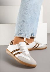 Biało-Panterkowe Sneakersy Typu Kultowe Tenisówki Zdobione Przeszyciami Remiana. Białe obuwie sportowe damskie Renee, z aplikacjami, z jeansu, bez zapięcia. Za 69.99 zł.