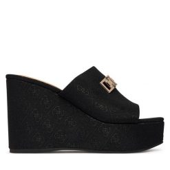 Klapki Guess. Czarne klapki damskie Guess, z aplikacjami, bez obcasa, bez zapięcia. Za 549.99 zł.