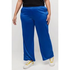 Damskie Spodnie joggingowe guziki szerokie nogawki materiał z recyklingu. Niebieskie spodnie sportowe damskie Ulla Popken, plus size, bez wzorów, z materiału. Za 294.99 zł.